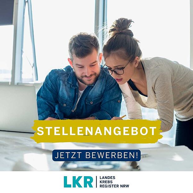 Ein Mann und eine Frau schauen auf einen Laptop